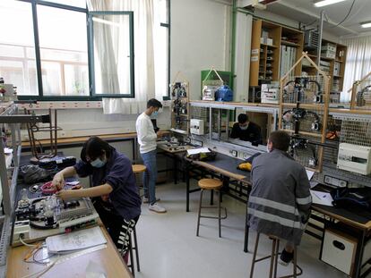 Alumnos que han retomado las clases en el Centro Formativo Ortxarkoaga, en Bilbao.