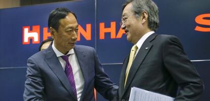 Terry Gou, presidente y consejero delegado de Hon Hai Technology Group, se da la mano con Kozo Takahashi, presidente de Sharp.