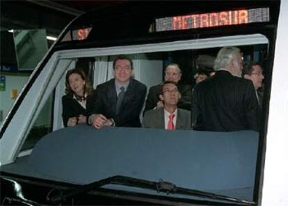 Ruiz-Gallardón, acompañado por Álvarez del Manzano y otros políticos, realiza el primer recorrido de &#39;metrosur&#39;.