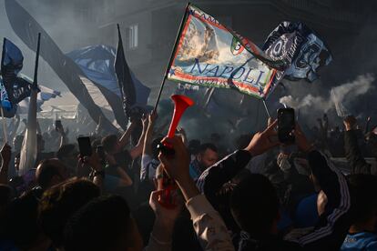 Hinchas del Nápoles llegan al estadio Maradona para seguir en una pantalla gigante la retransmisión en directo del partido entre Udinese y su equipo. 