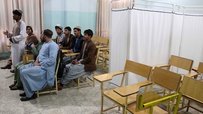 Kandahar (Afghanistan), 21/12/2022.- Students take classes next to empty seats reserved for female students at Mirwais Neeka Institute of Higher Education in Kandahar, Afghanistan, 21 December 2022. The ruling Taliban has banned women from attending university in Afghanistan, according to an order issued on 20 December 2022. After regaining power, the Taliban initially insisted that women's rights would not be hindered, before barring girls over the age of 12 from attending school earlier this year. The UN envoy to that country, Roza Otunbayeva, once again condemned the closure of secondary schools for girls, a move which she said would mean there would be no more female students eligible for university within two years. (Afganistán) EFE/EPA/STRINGER
