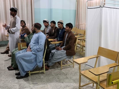 Kandahar (Afghanistan), 21/12/2022.- Students take classes next to empty seats reserved for female students at Mirwais Neeka Institute of Higher Education in Kandahar, Afghanistan, 21 December 2022. The ruling Taliban has banned women from attending university in Afghanistan, according to an order issued on 20 December 2022. After regaining power, the Taliban initially insisted that women's rights would not be hindered, before barring girls over the age of 12 from attending school earlier this year. The UN envoy to that country, Roza Otunbayeva, once again condemned the closure of secondary schools for girls, a move which she said would mean there would be no more female students eligible for university within two years. (Afganistán) EFE/EPA/STRINGER
