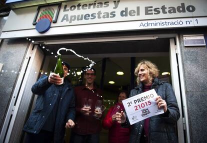 Ambiente en la administsración de lotería número 1 de Castellbisbal (Barcelona), tras vender el segundo premio de la lotería de Navidad.