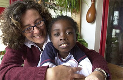 Priscila, ayer, con María José Mateo, en su casa de Alicante.