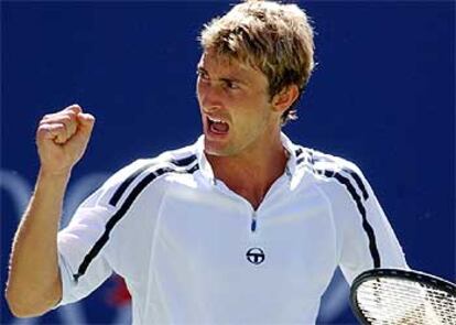 Ferrero celebra su triunfo sobre Agassi en el abierto americano.