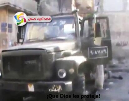 Imagen de un vídeo en el que soldados sirios bajan de un camión militar y son abrazados por civiles.
