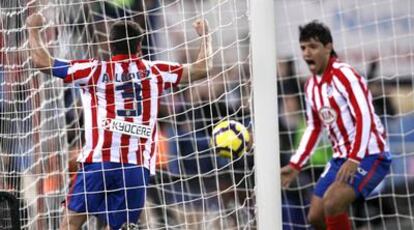 Antonio López y Agüero celebran uno de los goles al Recreativo.