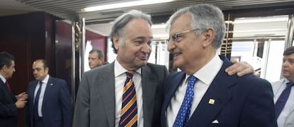 El fiscal general del Estado, Eduardo Torres-Dulce, a la derecha, con el presidente del Consejo General de Procuradores de España, Juan Carlos Estévez, en Córdoba.