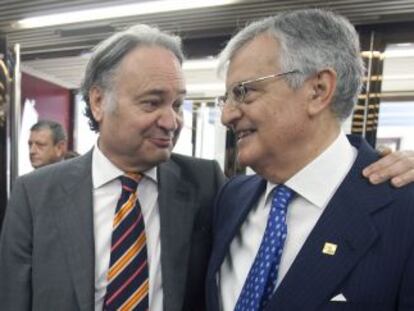 El fiscal general del Estado, Eduardo Torres-Dulce, a la derecha, con el presidente del Consejo General de Procuradores de Espa&ntilde;a, Juan Carlos Est&eacute;vez, en C&oacute;rdoba.