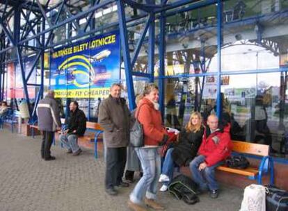 Un grupo de polacos aguarda la salida de su vuelo en el aeropuerto de Wroclaw.