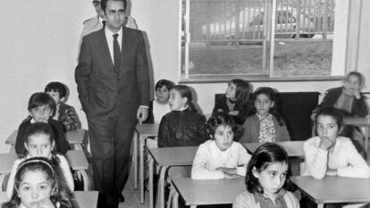 Juan Antonio Ortega Díaz-Ambrona inaugura un colegio en Santiago de Compostela en 1980.  