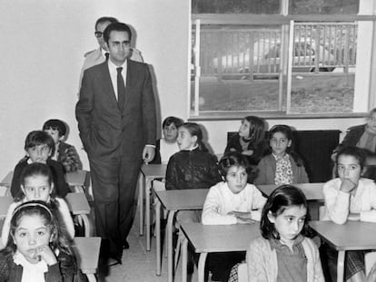 Juan Antonio Ortega Díaz-Ambrona inaugura un colegio en Santiago de Compostela en 1980.  