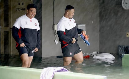 Los japoneses Takuya Kitade (i) y Yusuke Kizu, este sábado en el estadio de Tokio.