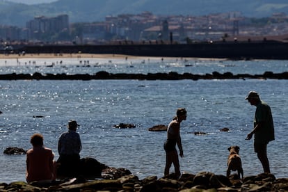 Bañistas a inicios de octubre en la playa de Ereaga en Getxo (Bizkaia), donde se espera que las máximas lleguen a 37 grados.