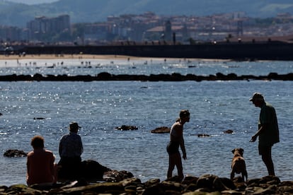 Bañistas este lunes en la playa de Ereaga en Getxo (Bizkaia), donde se espera que las máximas lleguen a 37 grados.