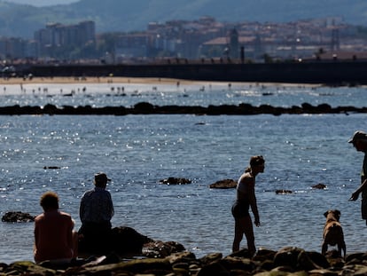 Bañistas este lunes en la playa de Ereaga en Getxo (Bizkaia), donde se espera que las máximas lleguen a 37 grados.