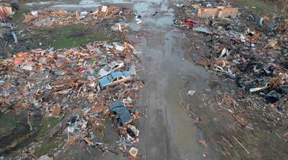  Las imágenes muestran casas reducidas a escombros, coches destrozados tras volar por los aires y numerosos daños a infraestructuras y construcciones.
