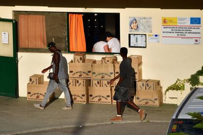 Inmigrantes dentro de las instalaciones del CETI de Ceuta.