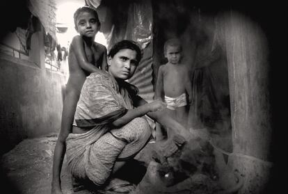 Una familia de intocables, una de las castas indias mas maltratadas, preparan un fuego para cocinar detrás de Mother House.