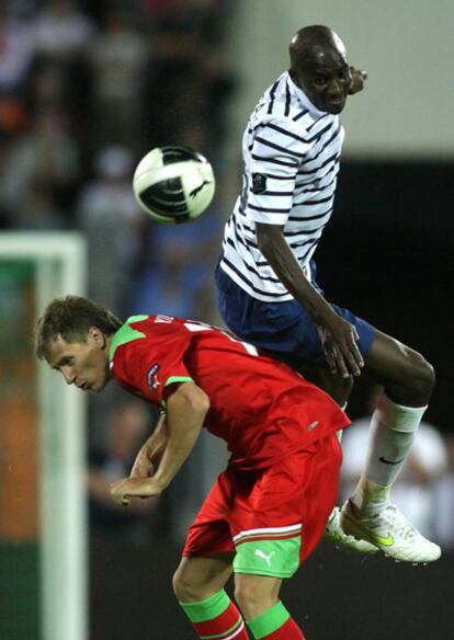 Putilo lucha por el balón con Alou Diarra.