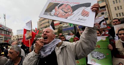 Un grupo de palestinos llama al boicot de productos israel&iacute;es durante una manifestaci&oacute;n por un periodista preso en huelga de hambre, el 20 de febrero en Nablus.