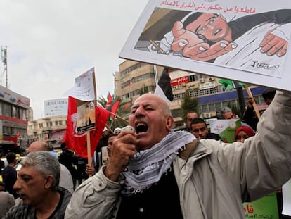 Un grupo de palestinos llama al boicot de productos israel&iacute;es durante una manifestaci&oacute;n por un periodista preso en huelga de hambre, el 20 de febrero en Nablus.