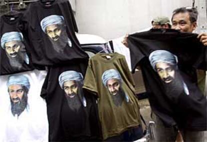 Un vendedor ofrece camisetas con la imagen de Osama Bin Laden, en Bangkok (Tailandia).