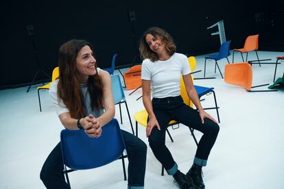 Las actrices Bárbara Lennie e Irene Escolar en un descanso de 'Hermanas'.