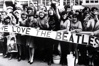 En una fábrica textil de Lancashire, Reino Unido, a un capataz se le ocurrió apagar la radio cuando estaba reproduciendo un disco de The Beatles. ¿Consecuencia? 200 empleadas se pusieron en huelga.
