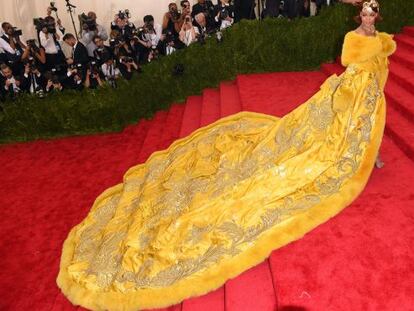 Rihanna chega à gala beneficente do MET em NY.