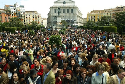 El público llena la plaza de Oriente frente al Palacio Real. La alegría que se respiraba desde primeras horas se convirtió en resignación y frustración con la lluvia que no cesó desde el principio de la ceremonia. La gente se refugió en los soportarles y en los bares de la zona para seguir la boda a través de las pantallas. 