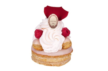 Además del 'macaron', en Ladurèe han inventado el Saint Honoré Rose Framboise, un pastel con base de hojaldre y glaseado a la rosa que esconde en su interior confitura, y se corona con crema Chantilly, profiteroles a la fresa y frambuesas naturales. Este pastel ha tenido también su momento de gloria cinematográfica porque aparece en la película sobre María Antonieta de Sofia Coppola.