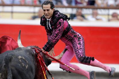 El sexto de la tarde cornea al diestro Iván Fandiño.