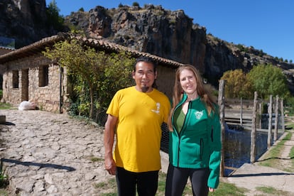 Percy Durand y María Polo cultivan truchas arcoíris en una piscifactoría a siete kilómetros de la fortaleza califal de Gormaz.