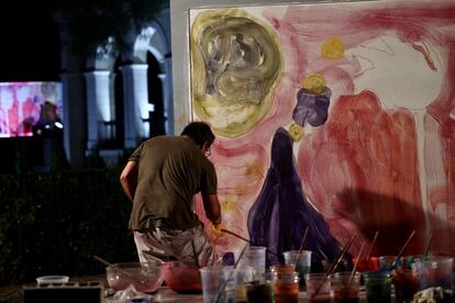 Santi Moix pintando su fresco al ritmo de la orquesta.