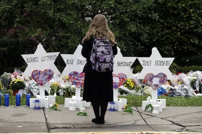 Una mujer rinde homenaje a las víctimas del ataque en Pittsburgh.