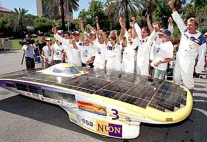 Los miembros del equipo holandés Alpha Centauri celebran su victoria con el coche Nuna.