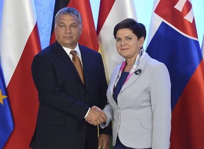 La primera ministra polaca, Beata Szydlo, y el primer ministro húngaro, Viktor Orban ,a finales de agosto en Bratislava (Eslovaquia).