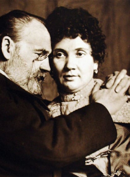 Émile Zola (París 1840 - 1902) con su amante Jeanne Rozerot, en una fotografía hecha por el escritor