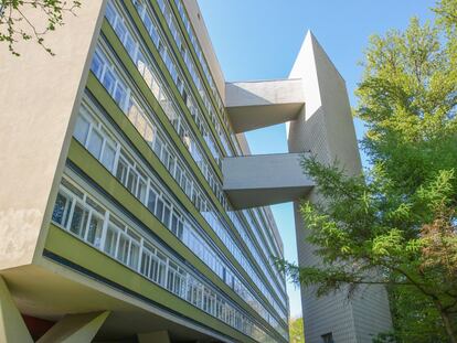 El barrio de Hansaviertel, en el noroeste de Berlín, fue destruido por la Segunda Guerra Mundial por completo. Así, en 1957, el Senado de la ciudad quiso organizar una exposición internacional de arquitectura en la que se presentasen soluciones de viviendas que marcasen una diferencia con el pasado nazi y el vecino socialista. Así se creó esta urbanización, con construcciones de Walter Gropius, Luciano Baldessari, Egon Eiermann, Alvar Aalto, Oscar Niemeyer (en la foto) o Max Taut. Una obra maestra que aún hoy sigue viva, con joyas arquitectónicas del siglo XX desconocidas por muchos de los visitantes de la ciudad. Es considerado monumento histórico. <b>¿En qué nos fijamos?</b> Empezar la ruta en Hansaplatz puede ser una opción para comprobar la magnitud arquitectónica de estas construcciones de vivienda social. Son 36 edificios de arquitectos de 14 países. Aquí está la sede de la Academia de las Artes, de Werner Düttmann, una maravilla racionalista.