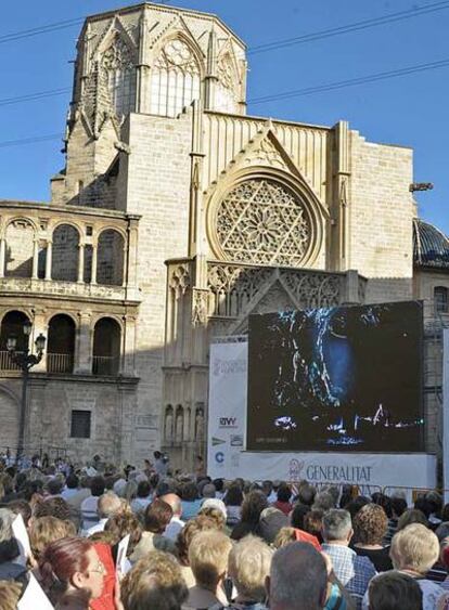 La pantalla gigante, junto a la catedral, en la que se pudo ver <i>La Valquiria.</i>