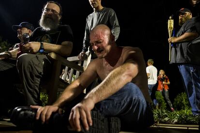 Um homem chora após ser atingido no rosto por spray de pimenta durante protesto de grupos neo nazistas, 'alt-right' e supremacistas brancos na noite de sexta-feira (11) em Charlottesville, Virgínia.