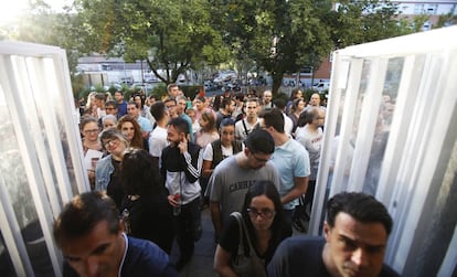 Opositores para Correso entrando a examinarse en la Universidad Complutense.