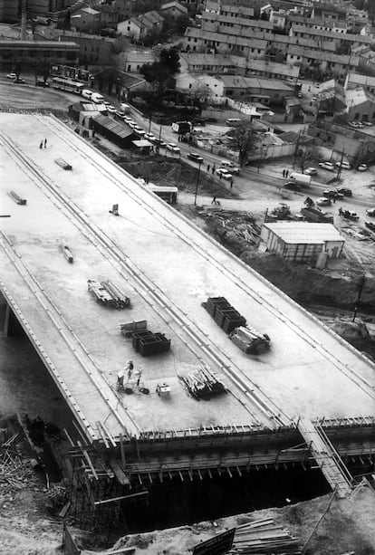 Obras de construcción, en abril de 1976, del puente de López de Hoyos sobre la M-30. 