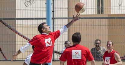 Pedro Sánchez juega al baloncesto antes de participar en un acto en Palma.