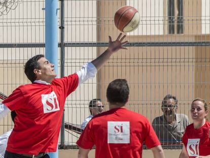Pedro S&aacute;nchez juega al baloncesto antes de participar en un acto en Palma.