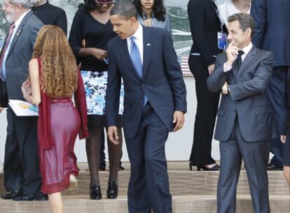 Barack Obama y Nicolas Sarkozy se disponen a hacerse la foto de familia con los delegados más jóvenes participantes en  la cumbre.