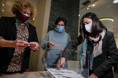 La presidenta y las vocales de una de las mesas electorales de Villanueva contaban los votos, el domingo.