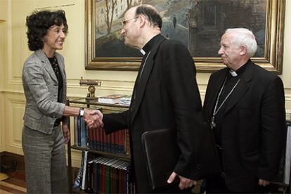 La ministra de Educacin, Mercedes Cabrera, con los obispos. A la derecha, el cardenal Ca?izares.