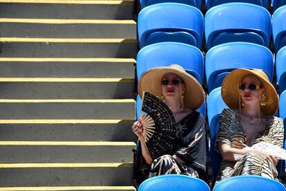 Dos espectadoras asisten al tercer día del torneo de tenis del Abierto de Australia, en Melbourne el miércoles 19 de enero.
